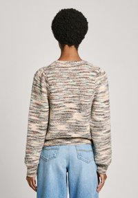 Maglione a maglia con una texture e un motivo multicolore in tonalità di beige, verde e marrone. Presenta polsini e orlo a costine. Vestibilità corta e squadrata.