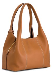 Borsa a spalla in pelle marrone con finitura testurizzata, dotata di doppie cinghie e accenti di cucitura bianca. Tasca laterale con zip inclusa.