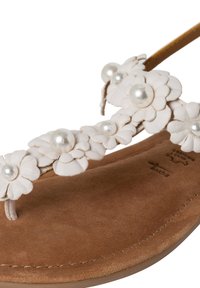 Sandalo bianco in pelle con applicazioni floreali e dettagli in perle sulla cinghia; soletta in camoscio marrone; suola piatta.