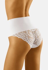 Chiloți albi cu talie înaltă, cu un spate din dantelă cu modele florale și un panou frontal neted, oferind o combinație de texturi.