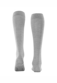 Grå knæstrømper lavet af blødt materiale. Har ribbede manchetter, glat tekstur og forstærket tå. Ingen ekstra mønstre eller accenter.