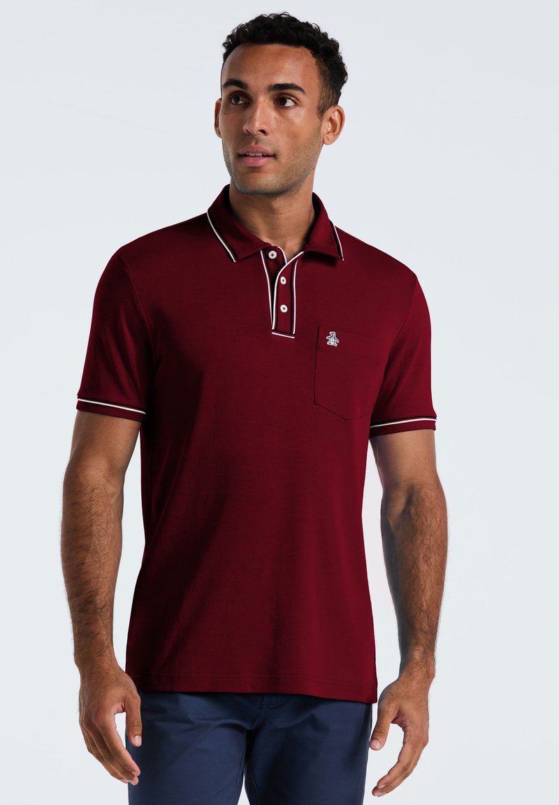 Polo en bourgogne en mélange de coton, avec un col et des finitions de manches blancs contrastants, et une petite poche poitrine avec un détail de logo.