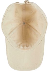 Beige bomullslue med rund krone, sydd sømmer og seks ventilasjonsåpninger; innsiden er uten fôr med en metalljusteringsrem.