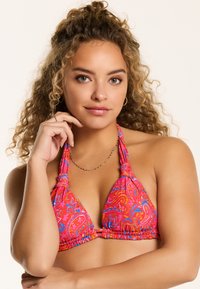 Rosa Paisley-Bikini-Oberteil mit dreieckigen Cups, verstellbaren Bändern und Raffung in der Mitte. Glatte Stoffoberfläche.
