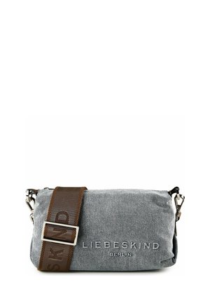 Borsa a tracolla in tessuto grigio con tracolla larga regolabile marrone e ferrature argentate, con marchio "Liebeskind Berlin" sul davanti.