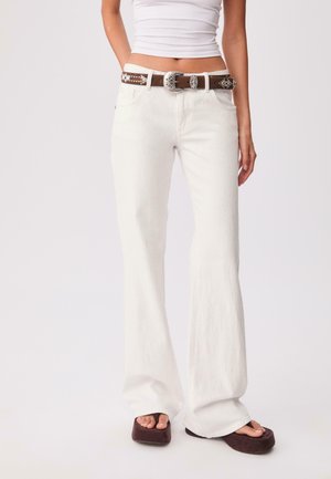 Stradivarius Flared Jeans - white