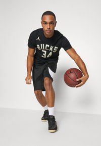 Nike Performance NBA GIANNIS ANTETOKOUNMPO MILWAUKEE BUCKS TEE - T-shirts print - black