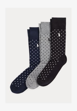 Drie paar sokken tot halverwege de kuit in marineblauw, grijs en zwart met witte en zwarte polkadots en een klein geborduurd paardenlogo op elk paar.