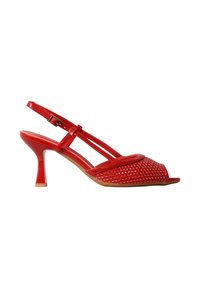 Sandale slingback en cuir rouge avec bout tressé, fines brides, talon ouvert et talon moyen effilé.