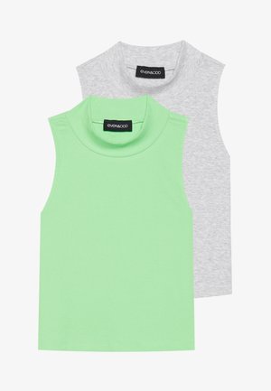 Zwei ärmellose Rollkragen-Pullover: einer aus hellgrünem, geripptem Stoff und einer aus grau, mit geradem Schnitt und einer weichen, glatten Textur.