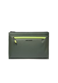 Funda para portátil impermeable de color gris con un bolsillo con cremallera de color verde brillante. Textura suave y forma rectangular, con un logotipo en la parte frontal.