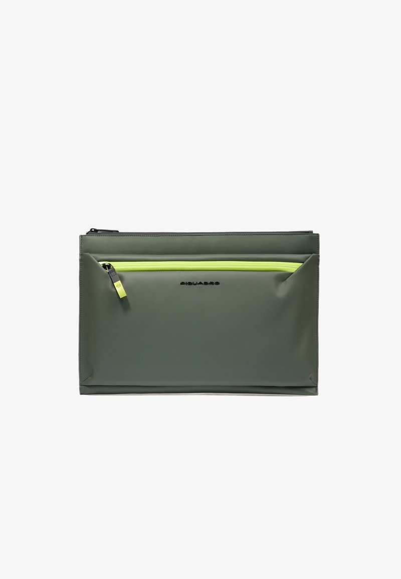 Funda para portátil impermeable de color gris con un bolsillo con cremallera de color verde brillante. Textura suave y forma rectangular, con un logotipo en la parte frontal.