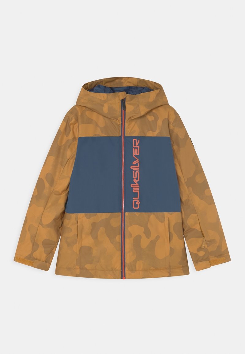 Veste à capuche pour enfants avec motif camouflage marron, panneau bleu sur la poitrine, fermeture éclair orange et logo "Quiksilver" vertical orange sur le devant.