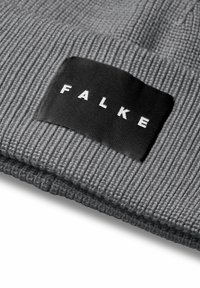 Szary dzianinowy beanie o prążkowanej strukturze, z czarną tekstylną metką z białym wytłoczonym napisem "FALKE". Gładkie krawędzie.