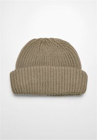 Strikket lue i olivengrønn, med ribbestruktur og rullet kant. Mykt materiale med sømløs krone-design.