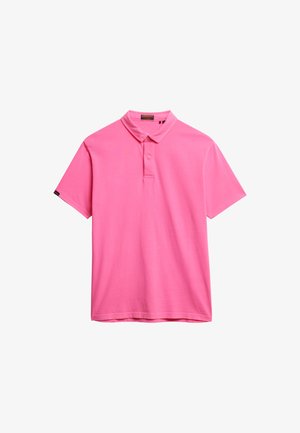 Polo in cotone rosa brillante, con colletto classico, una patta con tre bottoni e maniche corte. Tessuto liscio senza motivi.