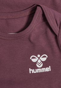 Bordowa bawełniana koszulka z okrągłym dekoltem, krótkimi rękawami i białym nadrukiem logo z motywem pszczoły oraz słowem "hummel."
