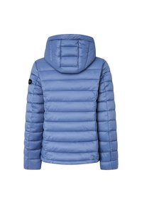 Lichtblauwe pufferjack met een capuchon, voorzien van horizontale gestikte secties en een klein logo-embleem op de linkermouw. Glad textuur.
