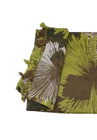 Tessuto verde e marrone con motivi, adornato da disegni floreali bianchi, caratterizzato da una superficie texturizzata e una frangia decorativa lungo un bordo.