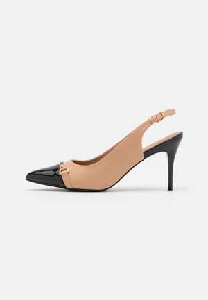 Beige læder slingback-sko med sort lak-tåhætte, spids design, høj stilethæle og guldfarvet hardware.