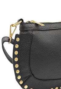 Sac à main en cuir noir avec un design texturé, quincaillerie dorée et accents de clous décoratifs sur un côté. Fermeture zippée en haut.