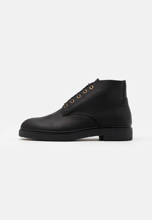 Botines con cordones - black