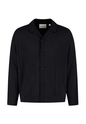 Musta neulottu nappikiinnitteinen neuletakki, jossa on kaulus ja kapea kuvioitu pystysuora kabelineule, sekä ruskeat napit edessä.