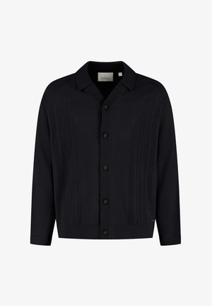 Musta neulottu nappikiinnitteinen neuletakki, jossa on kaulus ja kapea kuvioitu pystysuora kabelineule, sekä ruskeat napit edessä.