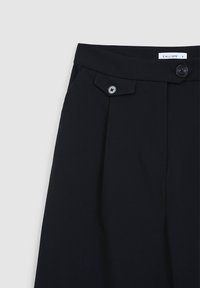 Schwarze maßgeschneiderte Hose mit hoher Taille, Falten und zwei Knöpfen auf der Vorderseite. Gefertigt aus glattem Stoff mit Seitentaschen.