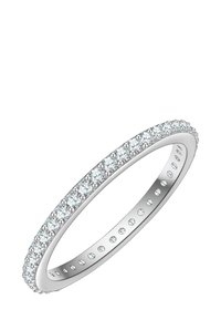 Sudraba gredzens ar apaļiem, caurspīdīgiem akmeņiem ap ārējo malu; gluda iekšējā virsma ar maziem iebūvētiem akmeņiem kā detaļu.