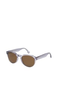 Gafas de sol transparentes moradas con lentes marrones, de forma redondeada y brazos finos que presentan un sutil logo en el lateral.