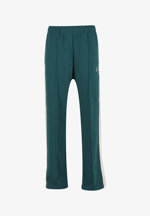 Pantaloni de trening turcoaz cu croială dreaptă, cu dungi albe pe laterale, talie elastică și logo mic alb pe partea superioară a coapsei stângi.