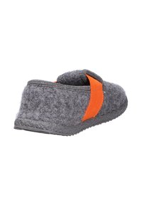 Grijze gevoerde slipper met een oranje stoffen band, gestructureerde bovenkant, ronde vorm en een stevige zwarte rubberen zool.