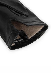Gant en cuir noir à texture lisse, doté d'une ouverture pour le pouce et d'une doublure beige. L'étiquette visible à l'intérieur indique "Lancaster Paris."