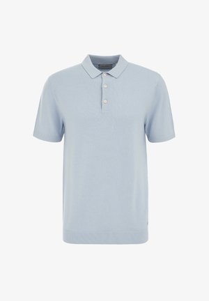 Hele helesinine lühikeste varrukatega polo särk, mis on valmistatud pehmest kudumisest, sisaldades kraed, kolme nööpi ja soonikut, millel on peen tekstuur.