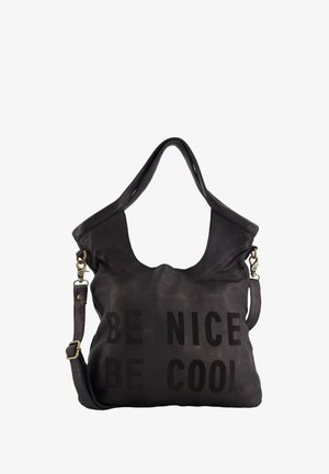 Schwarze Leder-Tote mit weicher Textur, geschwungenem Silhouette und breiten Trägern. Mit geprägtem Text "BE NICE BE COOL" in fetter Schrift.