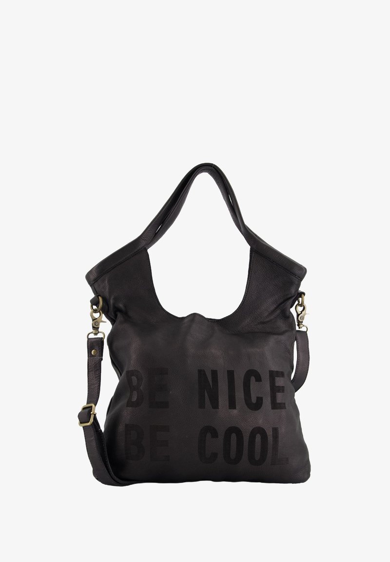 Zwarte leren tote bag met een zachte textuur, gebogen silhouet en brede banden. Heeft de gegraveerde tekst "WEES VRIENDELIJK WEES COOL" in vette letters.