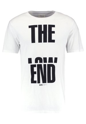Valkoinen puuvillapaita lyhyillä hihoilla, jossa on suuri musta teksti "THE LOW END" ja pieni logo alhaalla.