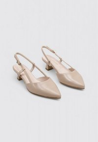 Zapatos de sling-back beige con punta afilada, hechos de cuero suave, cuentan con un tacón bajo y una correa ajustable en el tobillo.