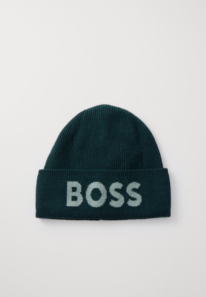 Gebreide beanie in donkerblauw met een omgeslagen rand waarop het woord "BOSS" in lichtgrijs is weergegeven. Voorzien van ribbeltextuur en een soepele stof.