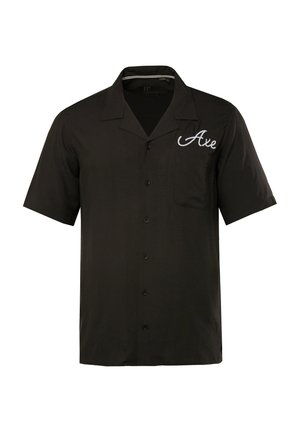 Camisa negra de manga corta, con botones y un bolsillo, y el logotipo bordado "Axe" en blanco en el lado izquierdo. Tejido suave y ligero.
