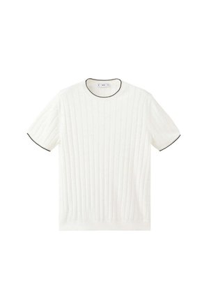 Bijela pletena majica kratkih rukava s okomitim rebrastim uzorkom i tankim crnim rubom na rubovima ovratnika i rukava, ravno položena na bijeloj pozadini.