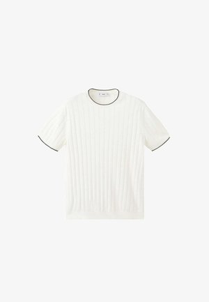 Biely krátky pletený top s vertikálnym rebrovaním a tenkou čiernou lemovkou na golieri a okrajoch rukávov, položený na bielom pozadí.