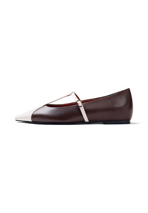 Chaussure plate à bout pointu avec corps marron foncé et bout blanc, avec une bride blanche réglable sur le dessus et une semelle fine.