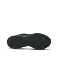 Mustat kumipohjat, joissa on karhea kuviointi, syvät urat ja muodot pitoa varten. Sileät reunat hienovaraisella viimeistelyllä.