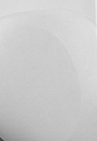 Tissu blanc sans couture avec une texture lisse, présentant un motif nervuré subtil et une forme arrondie, typique des shorts de sport.