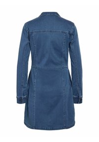 Dongerijakke i mørk blå, med en tettsittende design, lange ermer, spiss krage og sidelommer. Detaljer i baksemen er synlige.