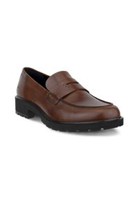 Mocassin homme en cuir marron avec semelle en caoutchouc noire épaisse et perforations décoratives sur la bride, incliné pour montrer les détails latéraux et avant.