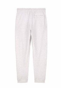 Pantaloni della tuta grigio chiaro con fascia elastica in vita, polsini alle caviglie e una tasca posteriore singola su sfondo bianco.