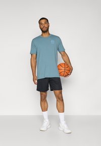 Under Armour CANT HOOP  - Apdrukāts T-krekls - jasper blue/ash blue